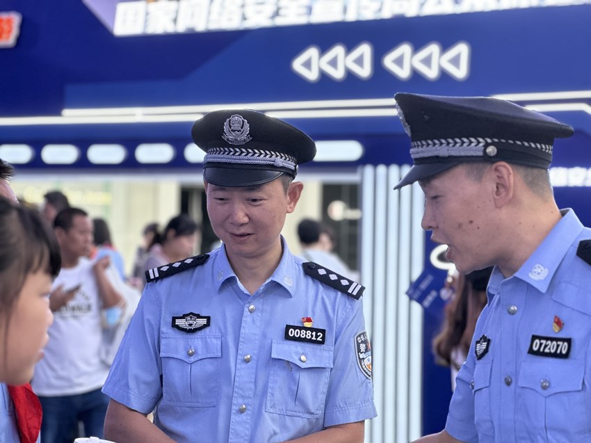 成都金牛公安向市民科普网络安全知识。成都市公安局金牛区分局供图