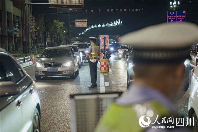 成都交警十分局開展酒醉駕專項整治行動。陳智豪攝
