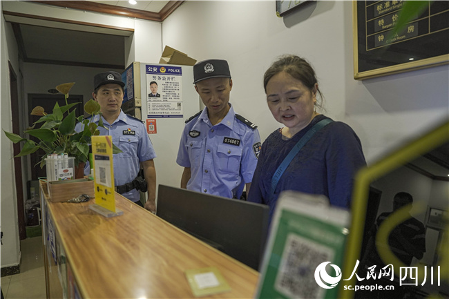 桂林派出所民警對轄區酒店、民宿進行清查整治。陳智豪攝