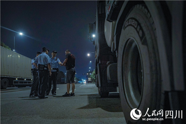 臨江派出所民警對轄區物流園區路邊停放車輛進行安全防范宣傳。陳智豪攝
