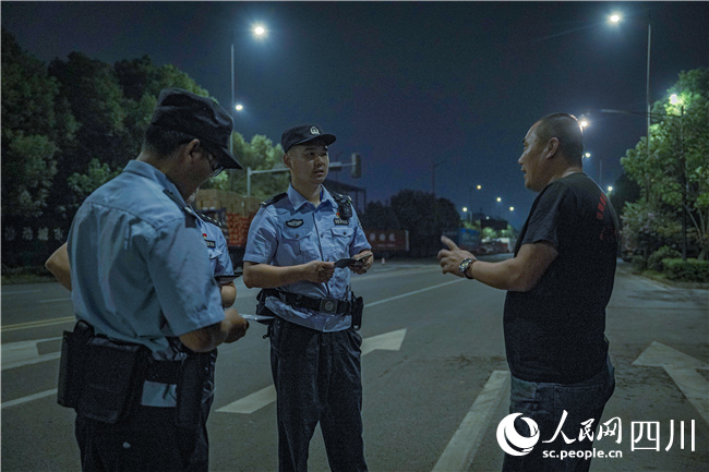 臨江派出所民警對轄區物流園區路邊停放車輛進行安全防范宣傳。陳智豪攝