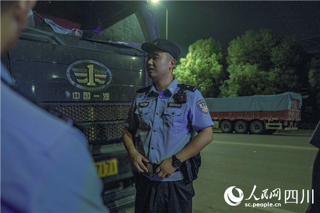 臨江派出所民警對轄區物流園區路邊停放車輛進行安全防范宣傳。陳智豪攝