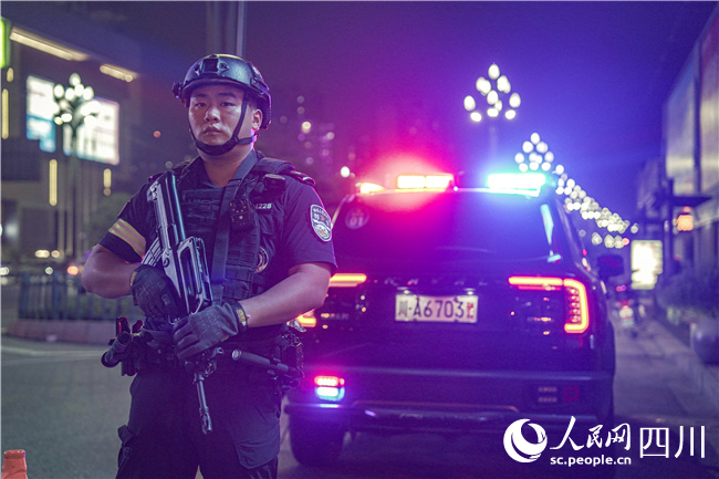 特巡警大隊民警在街面開展駐點值守。陳智豪攝