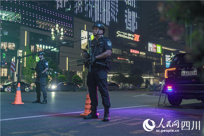 特巡警大隊在街面開展駐點盤查。陳智豪攝