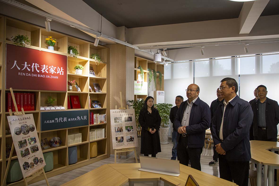 参观学习代表驿站。梁卫东摄