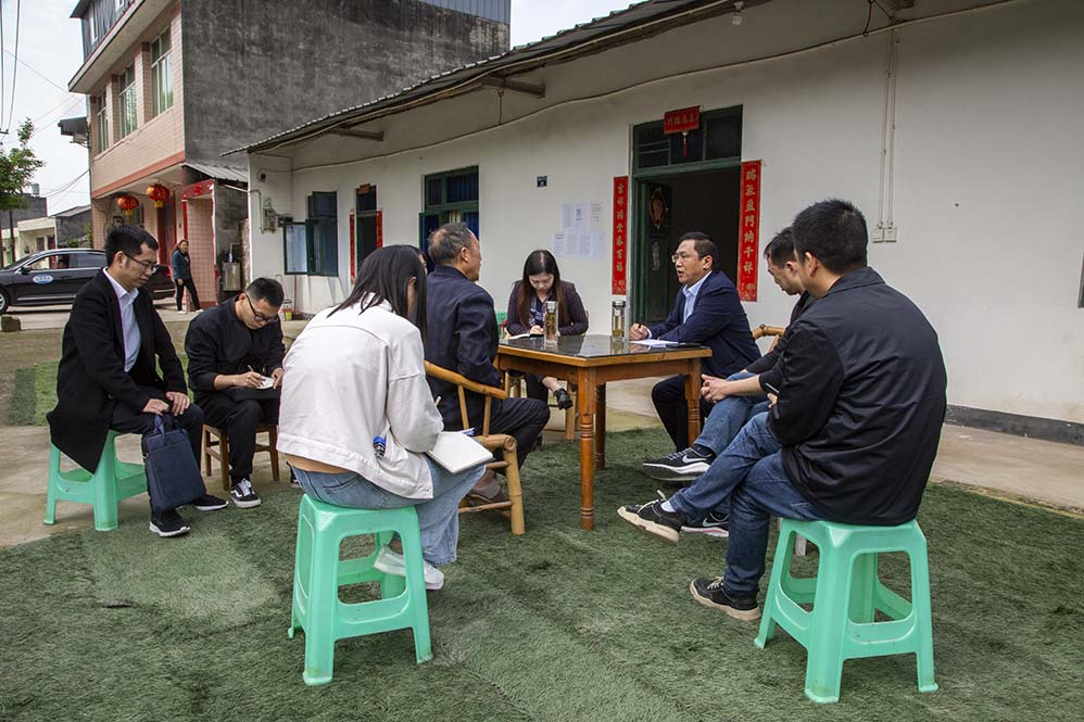 在观音街道联系群众家中收集意见建议。梁卫东摄