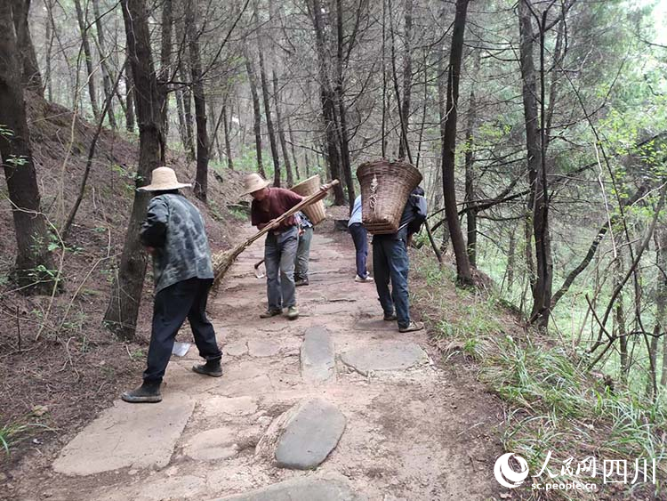 清掃徒步游沿線道路。王春波攝