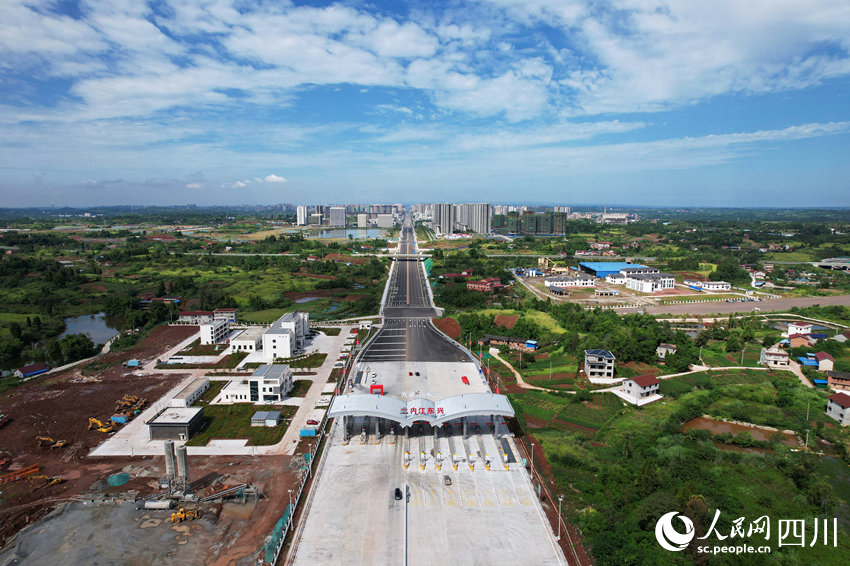 內（江）大（足）高速公路四川段順利完工並通過驗收。蘭自濤攝