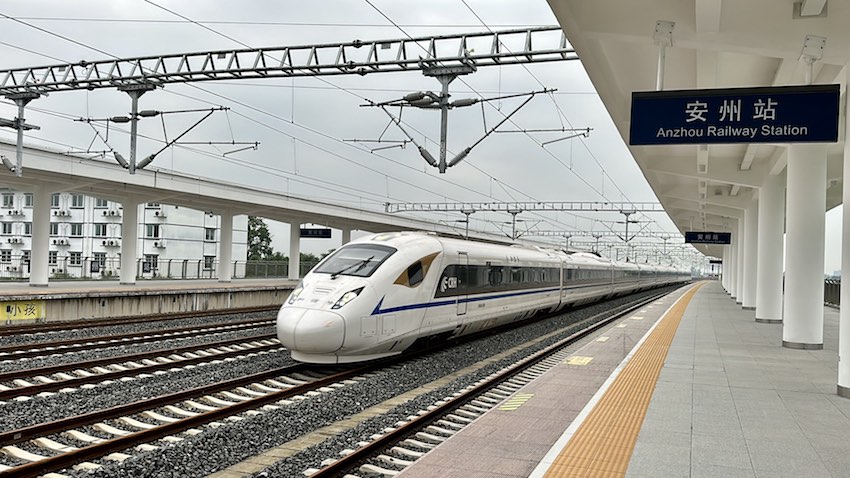 9月14日，川青鐵路運行試驗車經過安州站。成都鐵路供圖