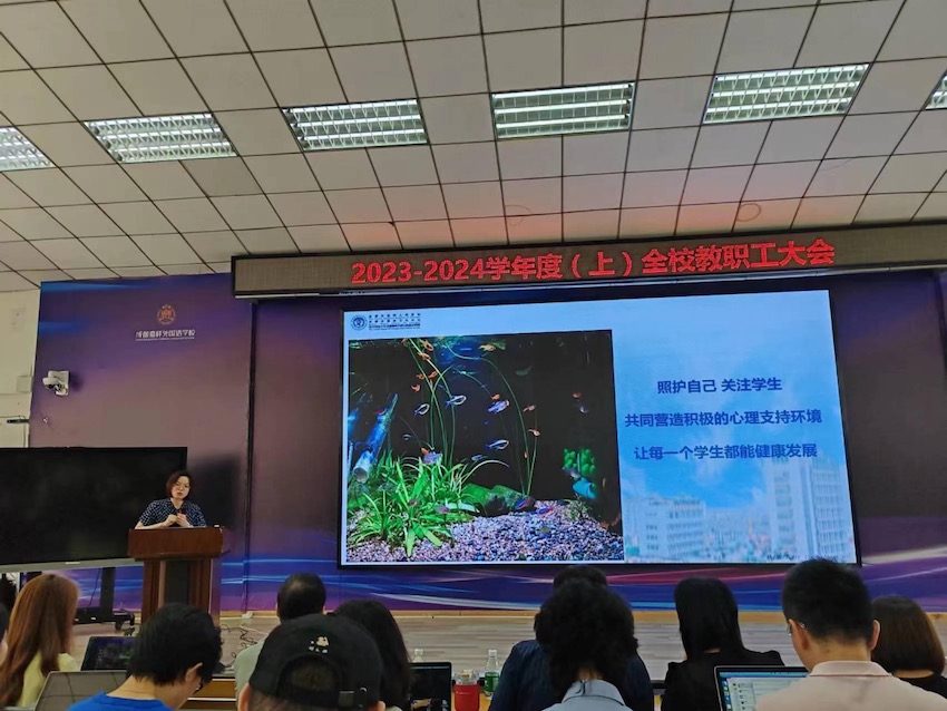 市四医院专家团队罗凡副主任医师在成都嘉祥外国语学校，针对青少年常见情绪问题的识别及处置、学校心理危机干预的操作要点进行讲解。主办方供图