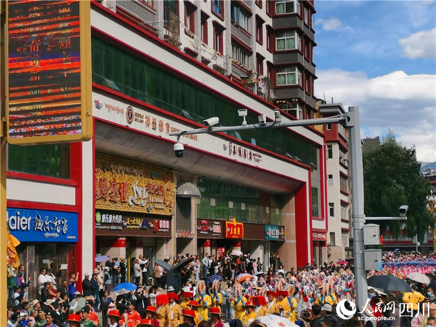 巡游队伍通过大街。人民网记者 刘海天摄