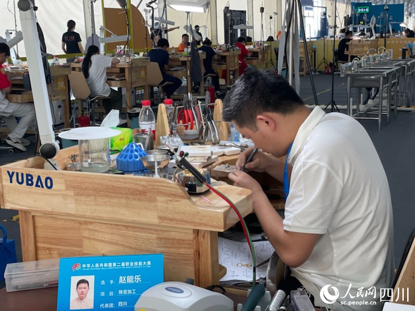 珠宝加工项目选手赵能乐正在围绕赛题《比翼鸟》进行比赛，该项目3个模块比赛时长为19个小时10分钟。人民网记者郭莹摄