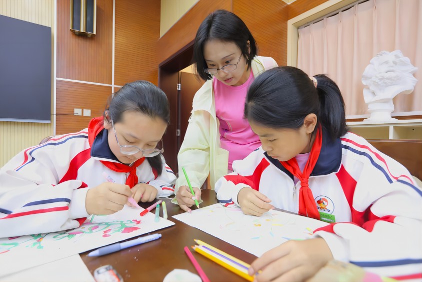 四川省汶川中学内，学生们正在学习绘制羌绣纹样。王磊供图