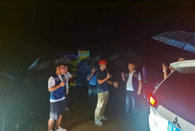 巴中市通江縣應急管理局督促山洪風險區在建工地開展緊急轉移。四川省應急管理廳供圖