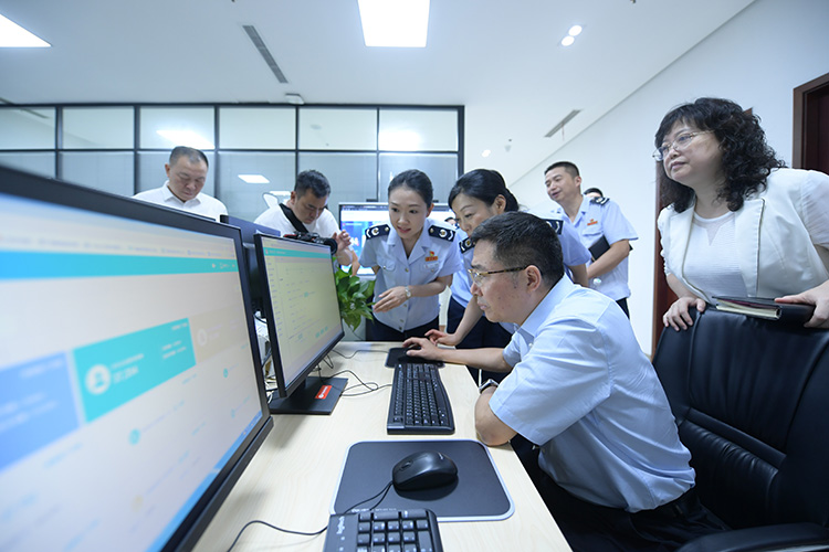 四川省税务局党委书记、局长李杰在四川天府新区税务局开展“一把手走流程”。四川省税务局供图