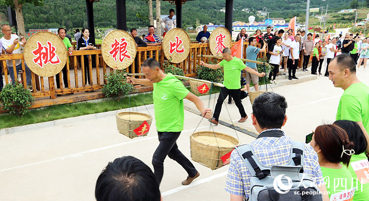 挑粮比赛现场。唐彪摄