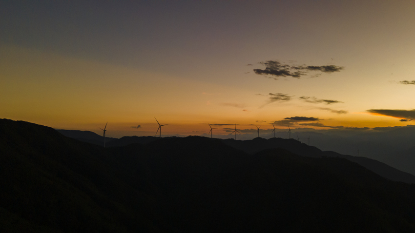 日落时分的雅砻江腊巴山风电场。雅砻江公司供图