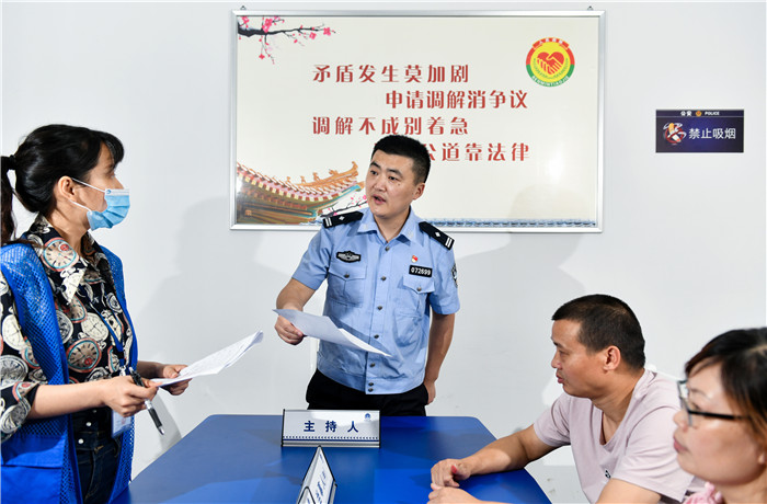 桂湖派出所民警開展矛盾糾紛化解工作。新都公安供圖