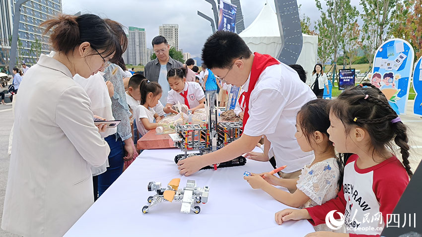孩子們在攤位上進行科普解說。吳舒婷攝