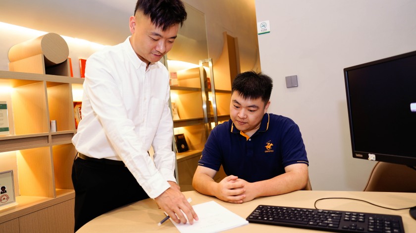 支行工作人员为客户介绍商票质押相关业务。邮储银行成都市高新区支行供图