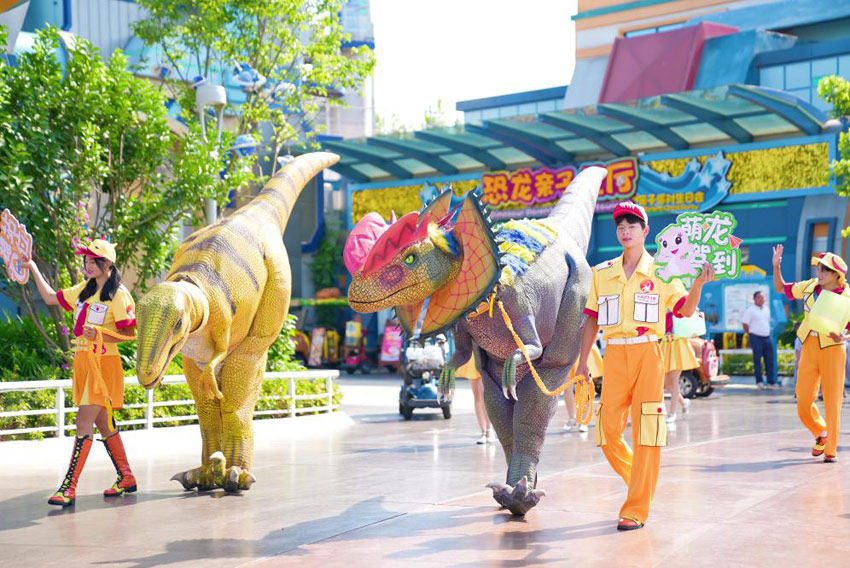 “恐龙巡游”。自贡市委宣传部供图
