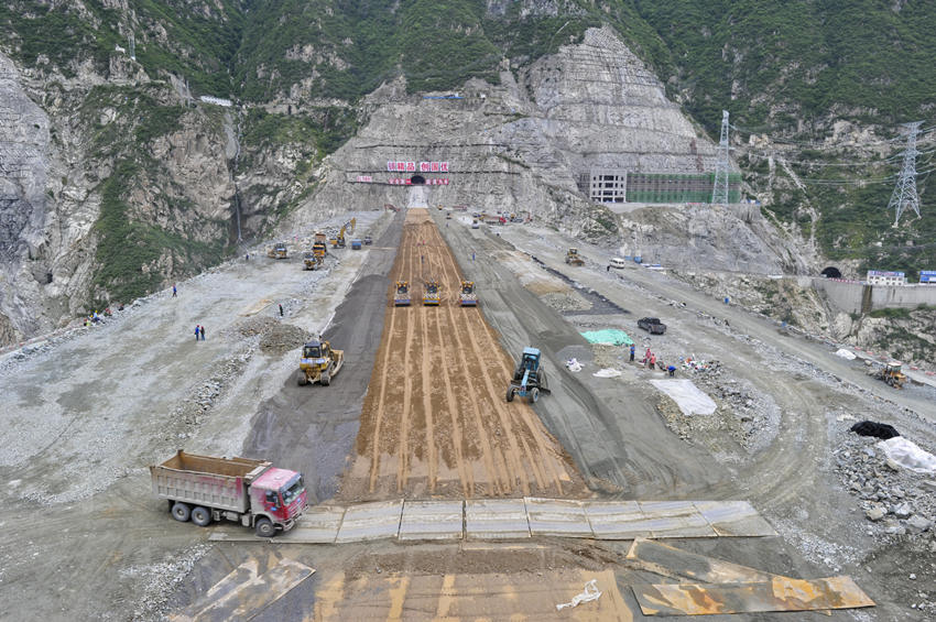 2016年长河坝水电站大坝施工场景。袁菱艺摄
