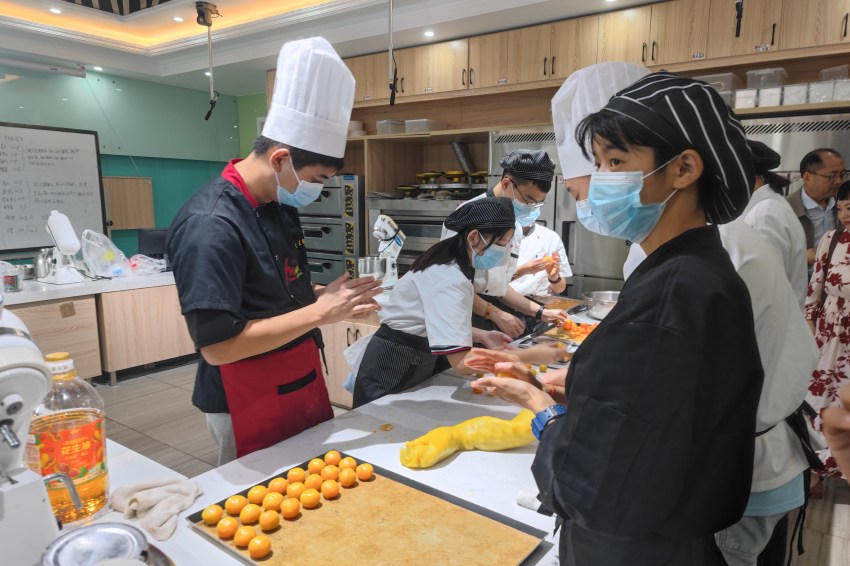 成都市特校学生一起做月饼，迎接双节。成都市残联供图