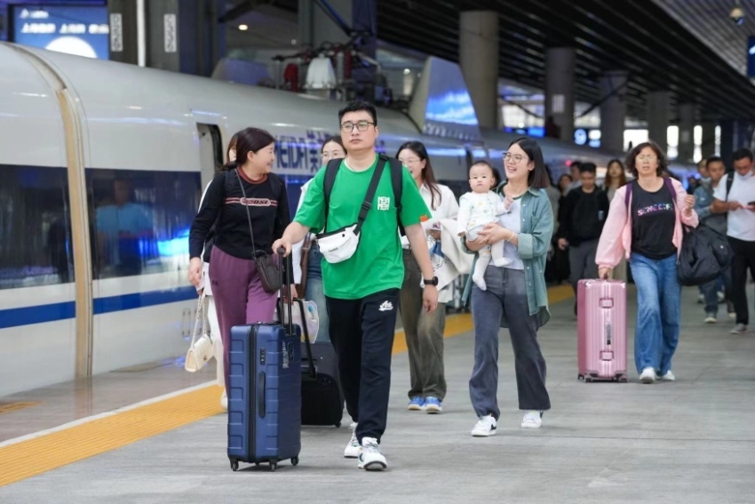 成都東站，旅客步履匆匆。成都鐵路供圖