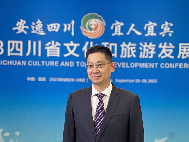 射洪市委書記譚曉政接受媒體採訪。唐倩供圖