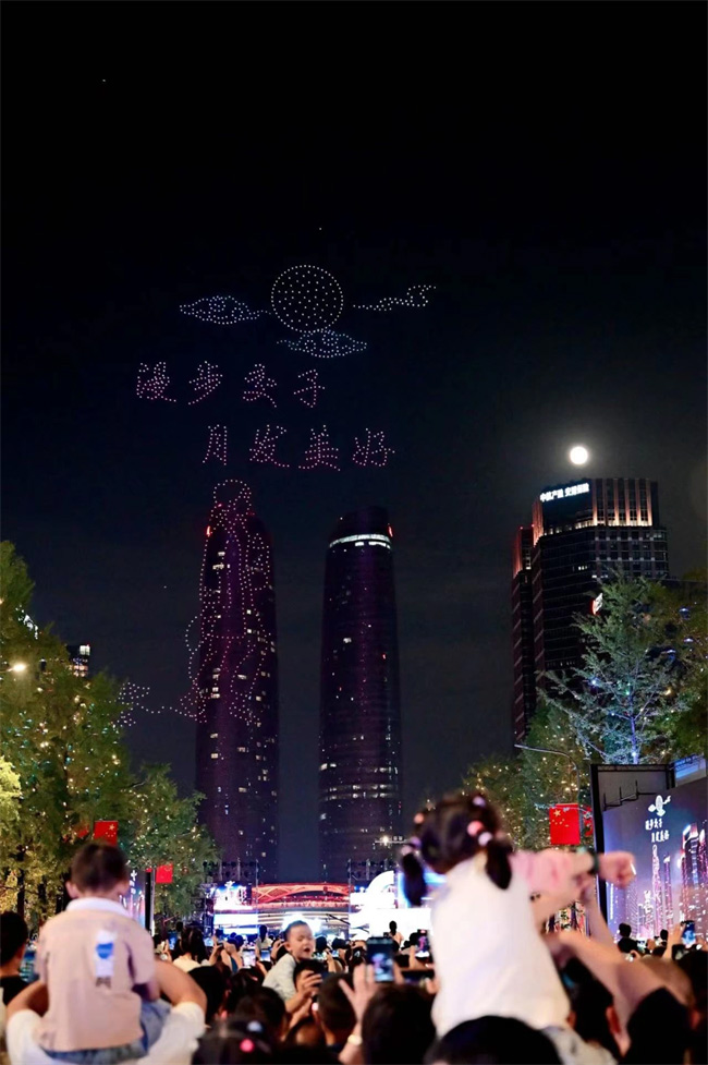 雲朵上遐思，天宮裡漫步。成都市公安局高新分局供圖