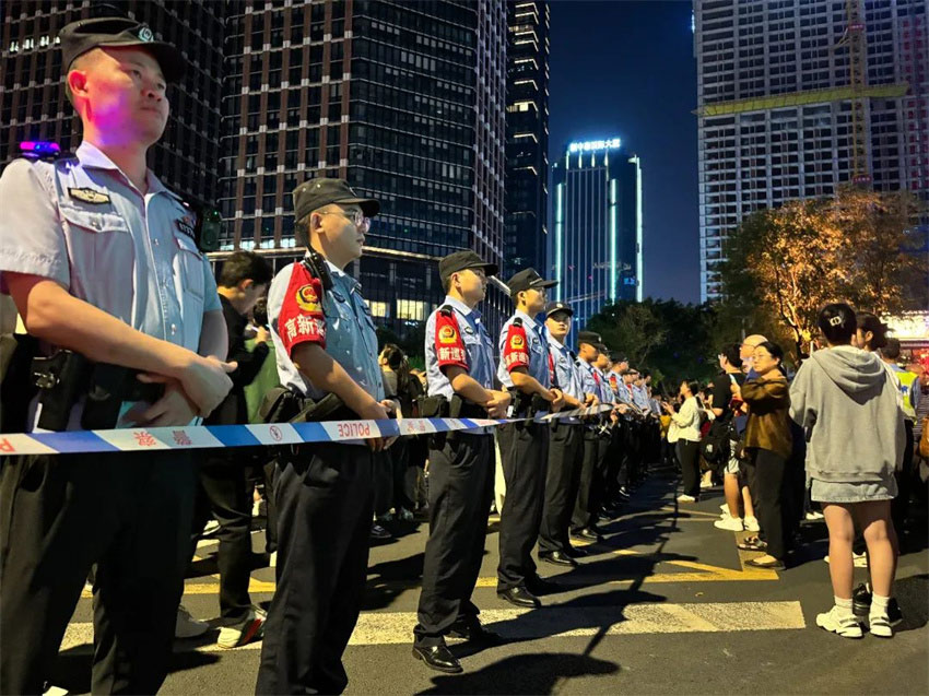 用我的身軀，筑群眾的路。成都市公安局高新分局供圖