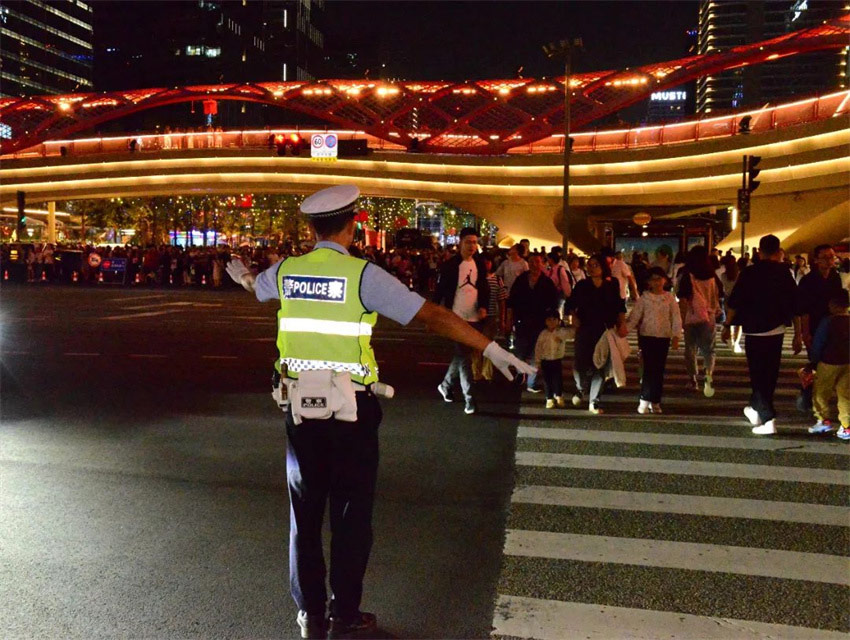 指揮好交通，避免出事故。成都市公安局高新分局供圖