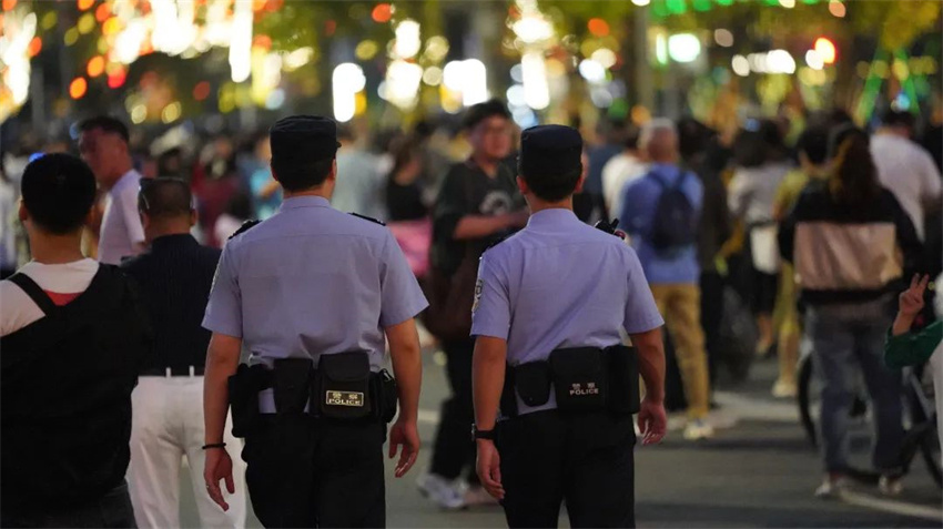 並肩向前行，警民同溫度。成都市公安局高新分局供圖