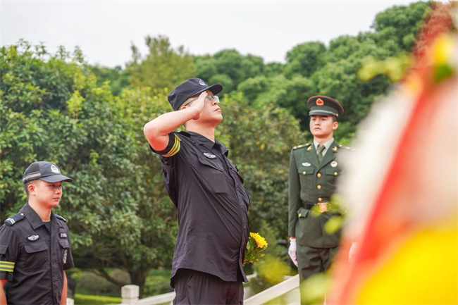 成都新都公安民警致敬英烈 成都新都公安供圖