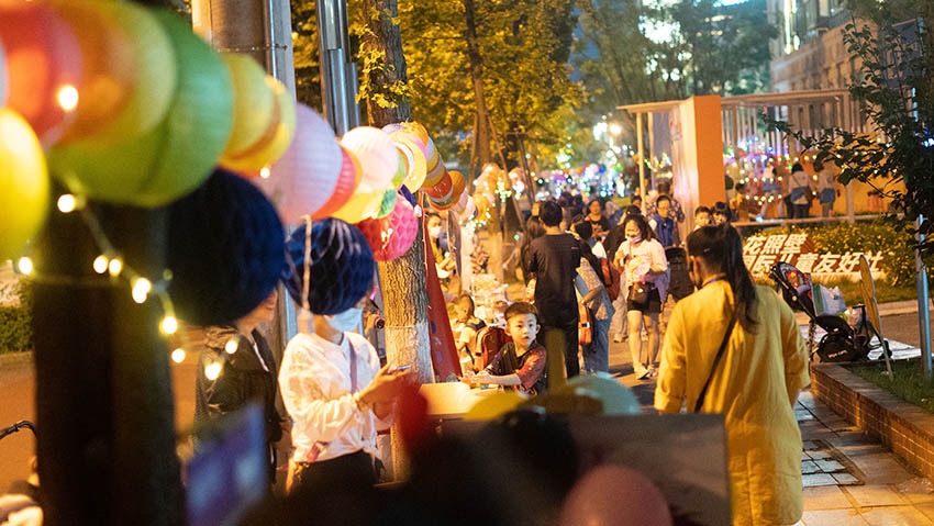 资料图：花照壁社区中秋国庆双节同庆慈善花灯会。花照壁社区供图  
