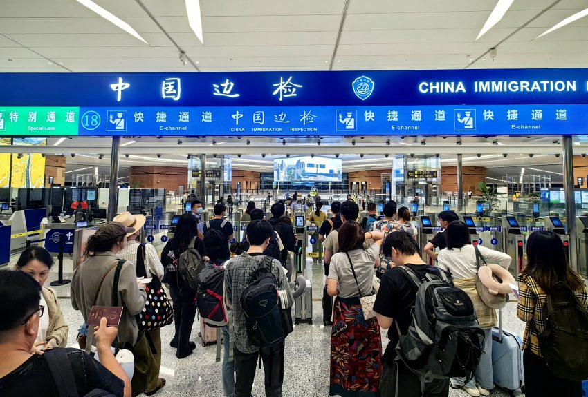 成都航空口岸出境旅客排队候检。成都边检供图