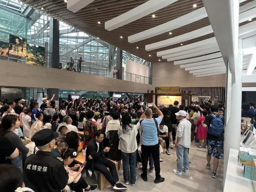 在成都博物馆，皮影表演吸引大量观众驻足观看。主办方供图