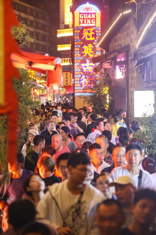 冠英古街夜市。翠屏区融媒体中心供图
