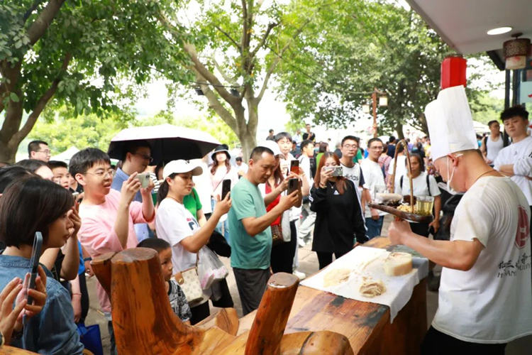 游客观赏商家现场切李庄白肉。翠屏区融媒体中心供图