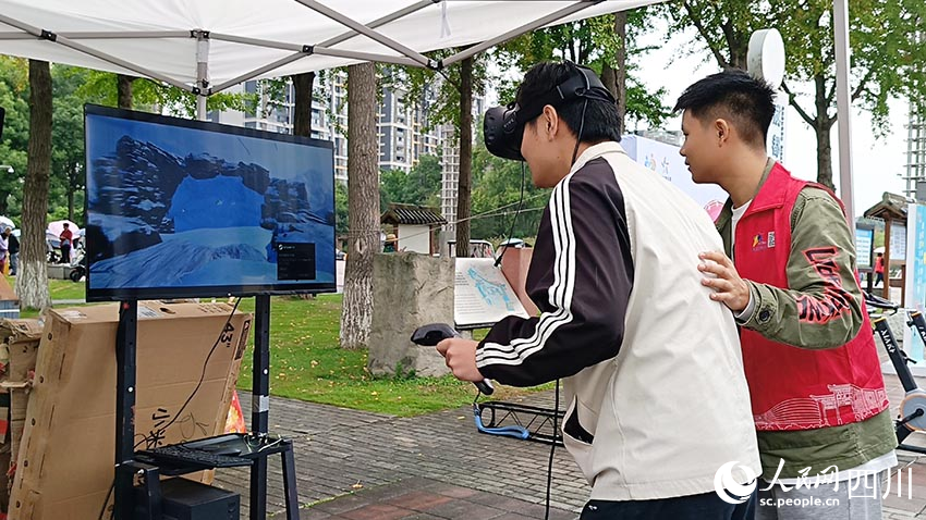 市民体验VR滑雪运动。实习生 吴舒婷摄