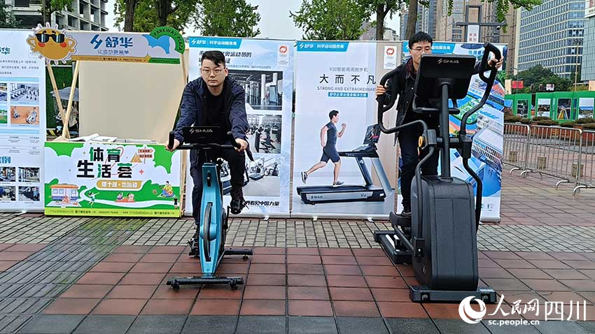 雨天也没有浇灭市民运动热情。实习生 吴舒婷摄