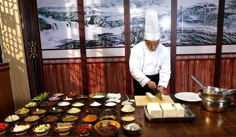制作豆腐宴。剑阁县委宣传部供图