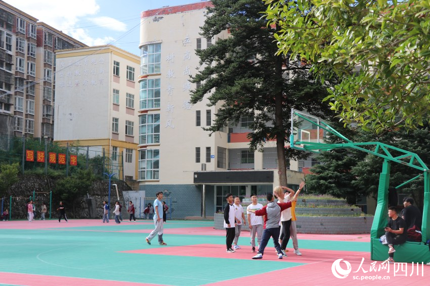 黑水縣中學校學生在操場上打籃球。人民網記者 王洪江攝