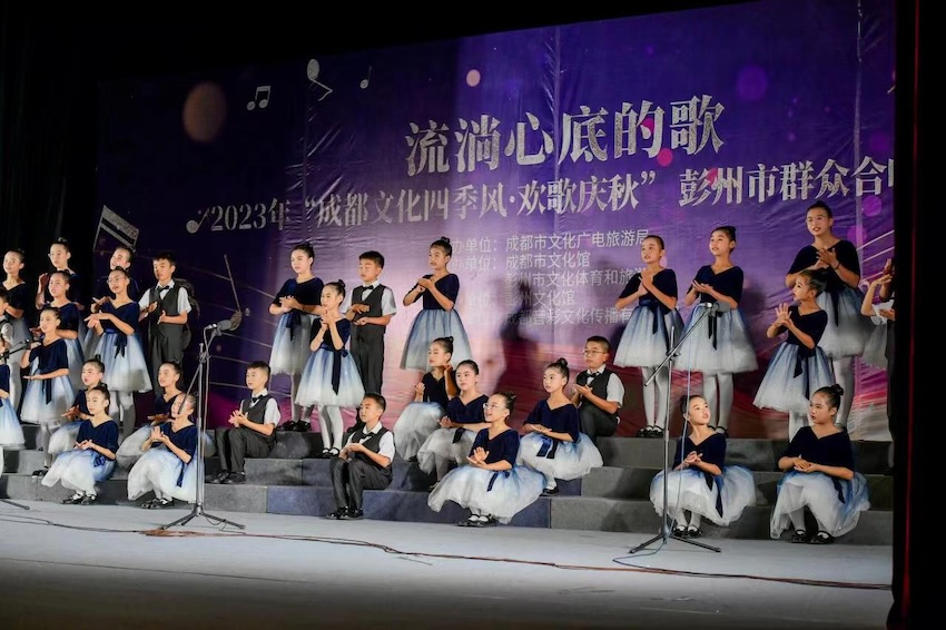 天府路小学演唱《当春风来敲门》。主办方供图