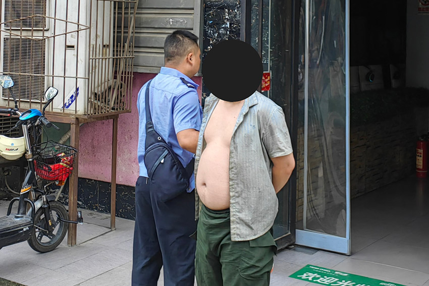 民警将张某抓获。成都新都公安供图