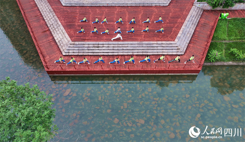 强身健体子午传。潘建勇摄