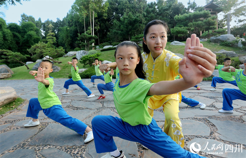 回头望月风雷掌。潘建勇摄