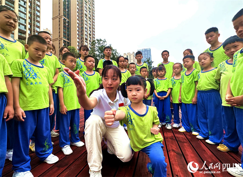 沉肩弓步龙虎拳。潘建勇摄