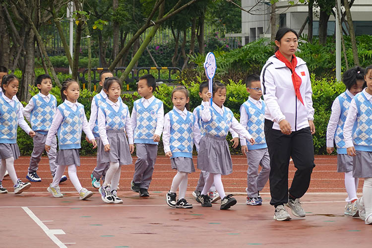 入队小学生入场。高新区公园小学