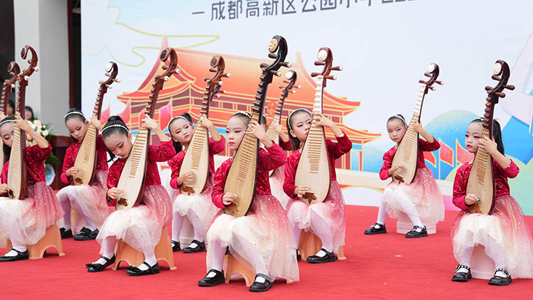 入队仪式上，才艺表演。高新区公园小学供图